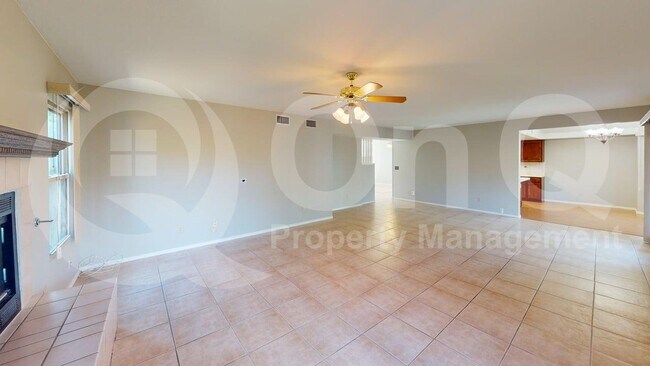 Building Photo - 874 W Port Royal Pl