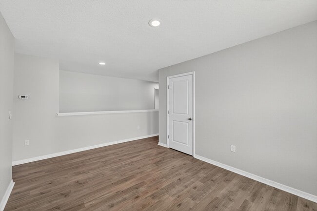 Building Photo - Stunning 5 bed/ 2 bath