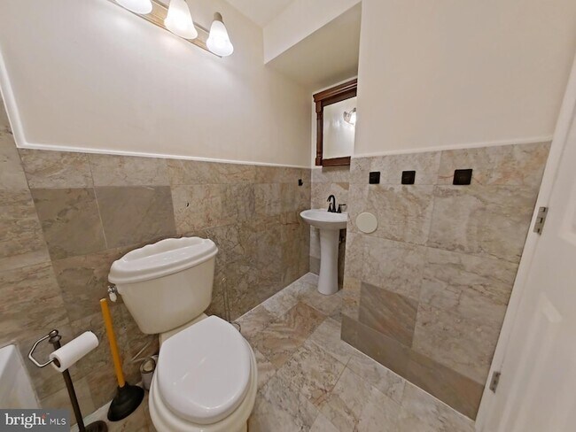 Building Photo - 606 S 16th St