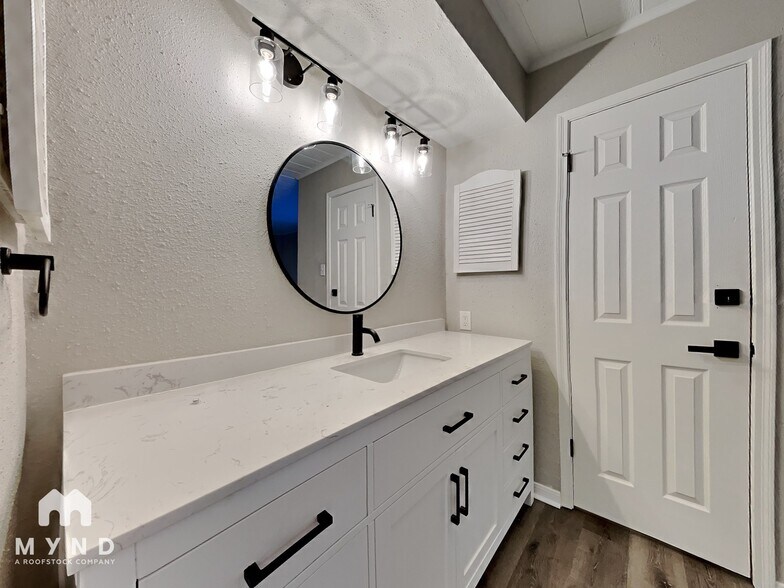 Building Photo - 2052 Lakeside Dr