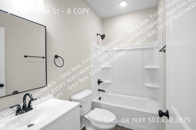 Building Photo - 1523 S Cedar St