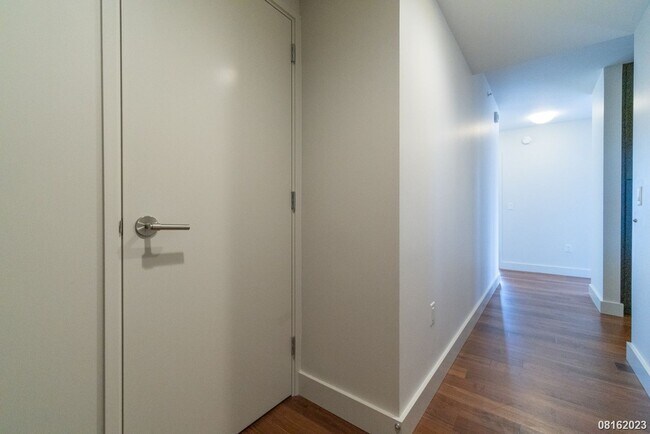 Building Photo - Waihonua 2br 2ba 2pkg (tandem) w/Storage, High Floor, Amenities (Honolulu)