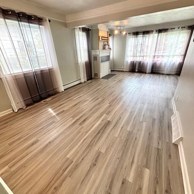 Building Photo - 741 Banghart St