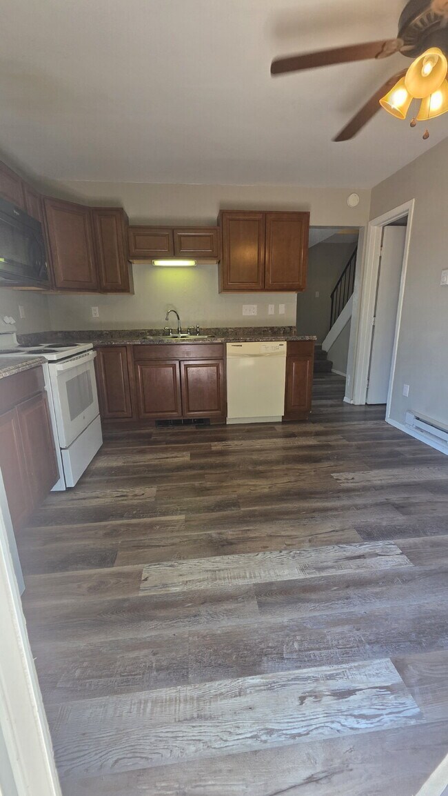 Building Photo - 2 Bed- 1 Bath on Darby West Side