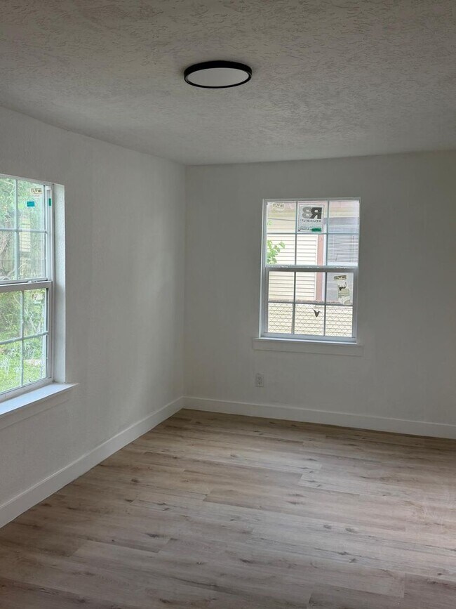 Building Photo - BEAUTIFUL HOME IN HOUSTON. MOVE IN READY!.