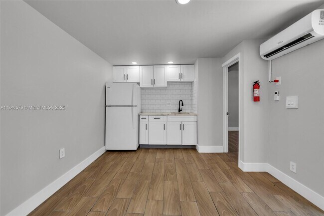 Building Photo - 2224 Plunkett St