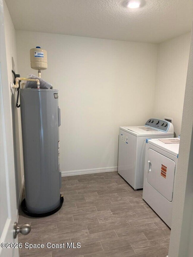 Building Photo - 1109 Altamira St NW