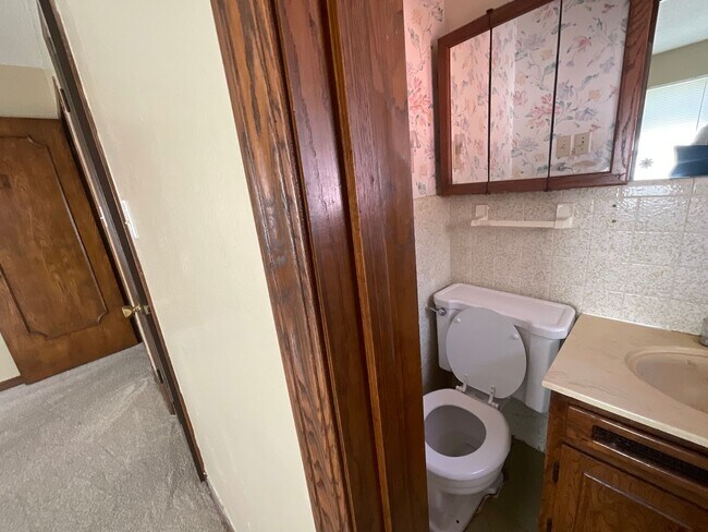 Building Photo - Spacious 3 bed, 1 1/2 bath, 1 car garage w...