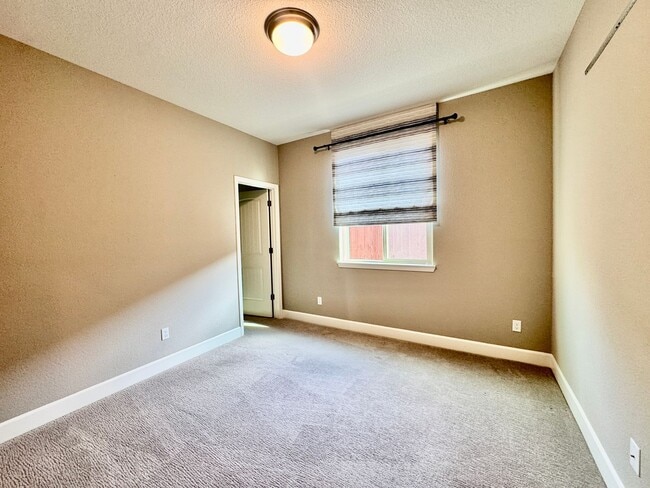 Building Photo - 5 YEARS NEW,  FORMER MODEL HOME BUILT BY LENNAR HOMES, 4 BED, 2.5 BATH, 2 CAR GARAGE