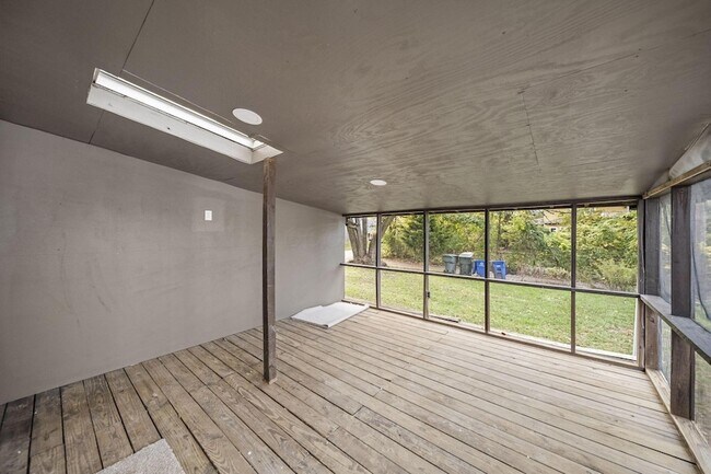 Building Photo - 263 Crestview Rd