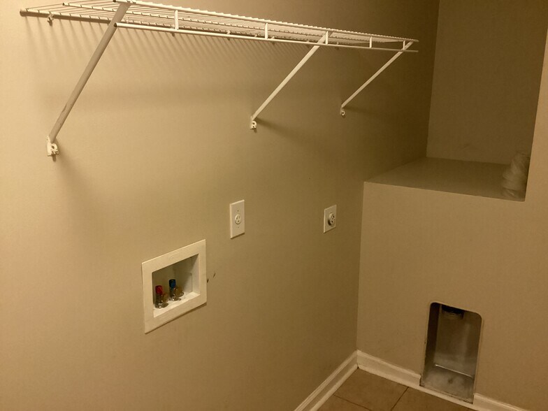 Building Photo - 1009 Friartuck Trl