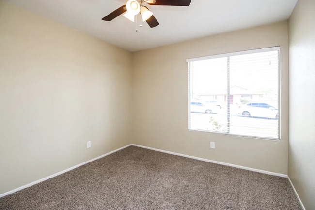 Building Photo - 811 E Hillview Cir