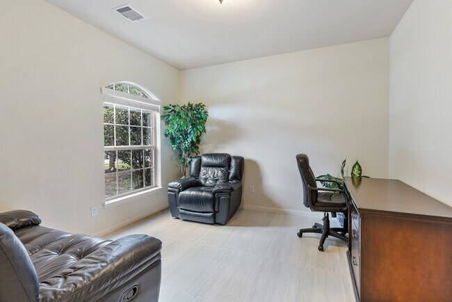 Building Photo - 16911 Savannah Park Dr