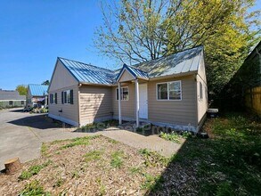 Building Photo - 4553 NE 105th Ave