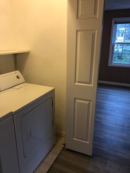 In unit laundry - 907 Smith St