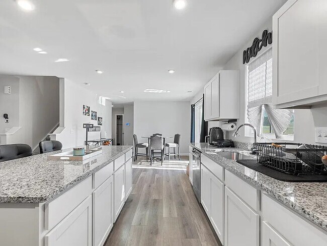 Building Photo - Lease OR Lease to Own