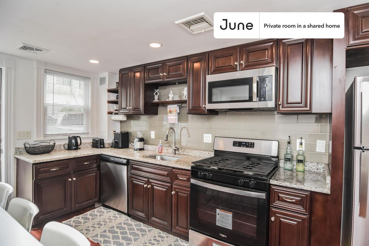 Building Photo - Room in Shared 7 bed/2 bath home in Allston
