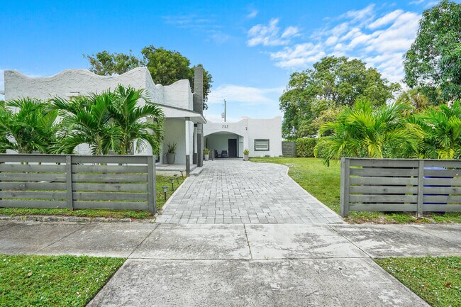 Building Photo - 727 Fernwood Dr