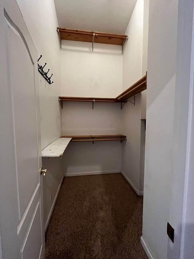 Building Photo - Spacious 3 Bedroom, 2.5 Bathroom w/ Bonus ...