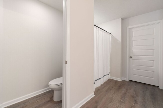 Building Photo - Gorgeous and Spacious 5/3 Home with Commun...