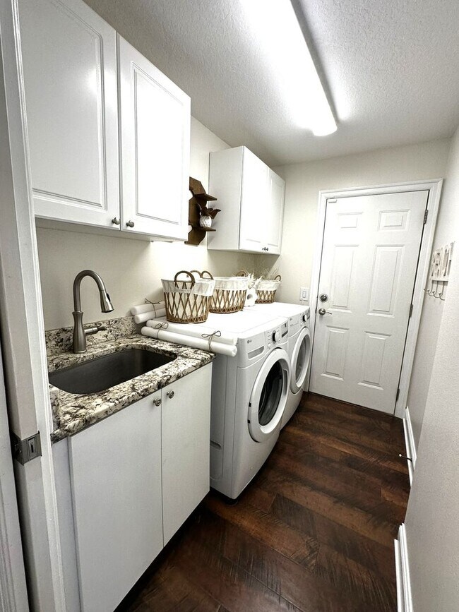 Building Photo - Furnished Six Month Rental - Gorgeous 3/2/2 Pool/Spa Home Tierra Verde