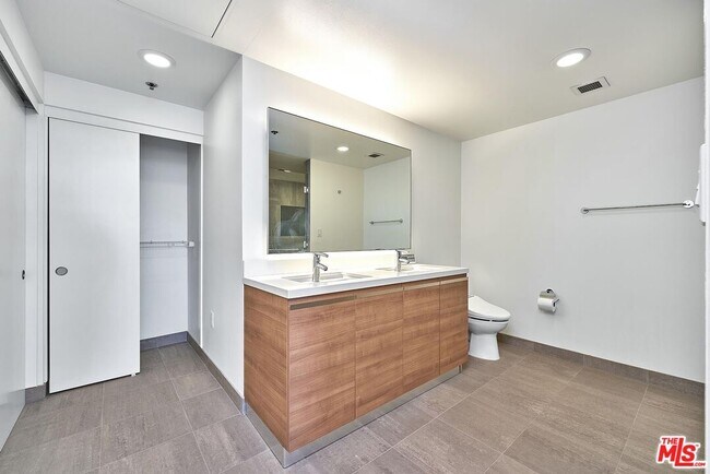 Building Photo - 3785 Wilshire Blvd