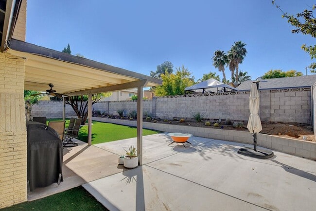 Building Photo - Fully Furnished, One Story, Near Strip, All Utilities Included with Flexible Lease Terms