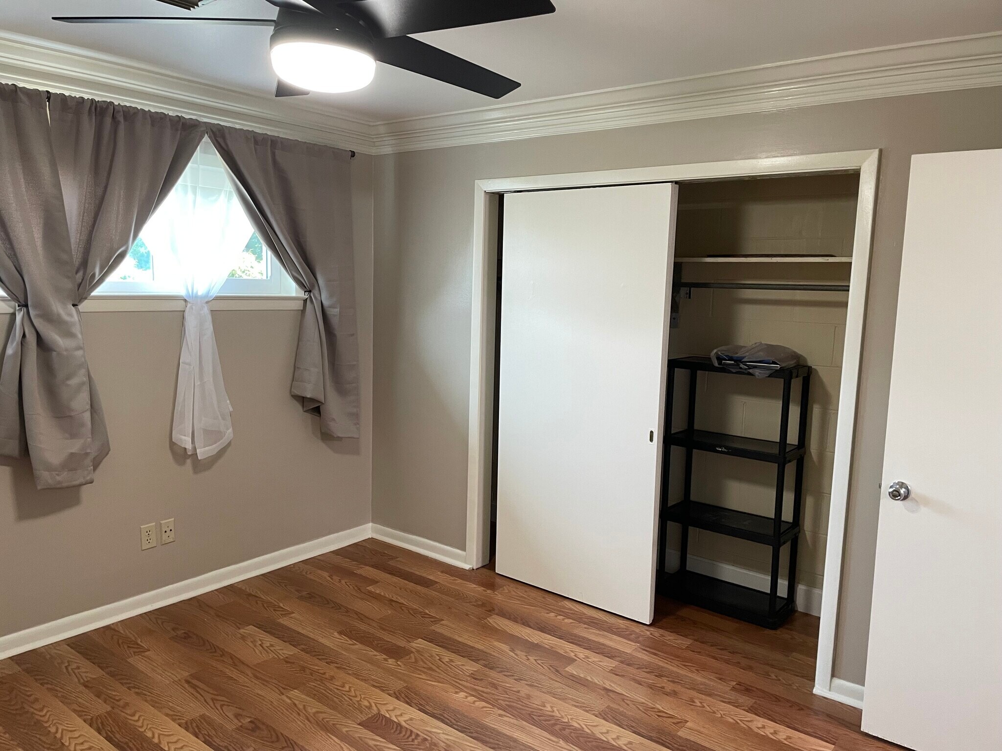 Back Bedroom - 214 Moncrief St