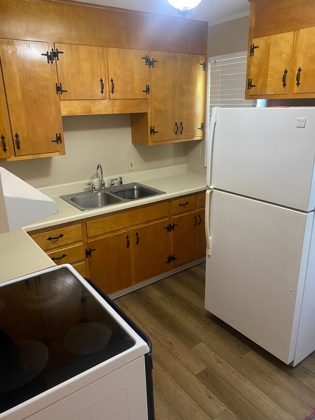 Building Photo - Radford, 2 BR / 1 BA Available Feb. 10th