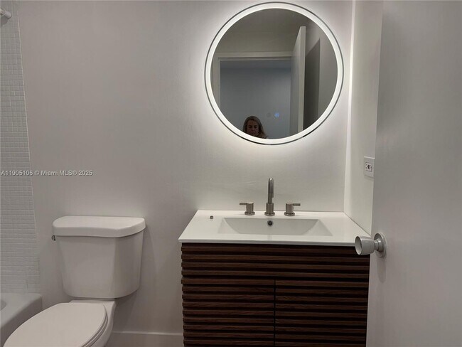 Building Photo - 825 Brickell Bay Dr