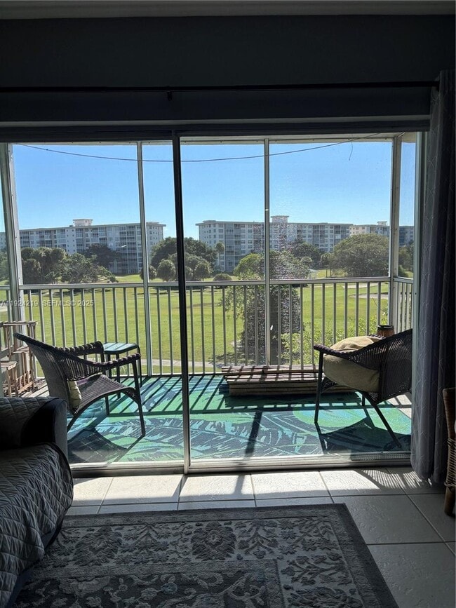 Building Photo - 2900 N Palm Aire Dr