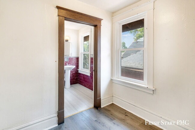 Building Photo - Light-Filled & Well-Connected Living – 1 Bedroom Retreat