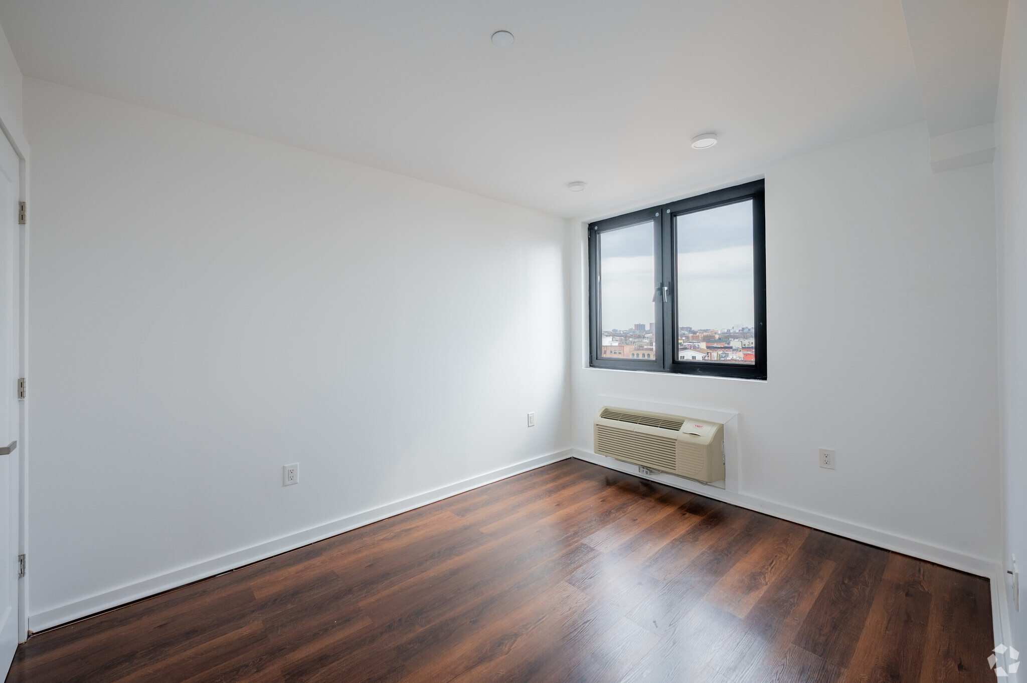 1BR, 1BA - 874 Willoughby Ave