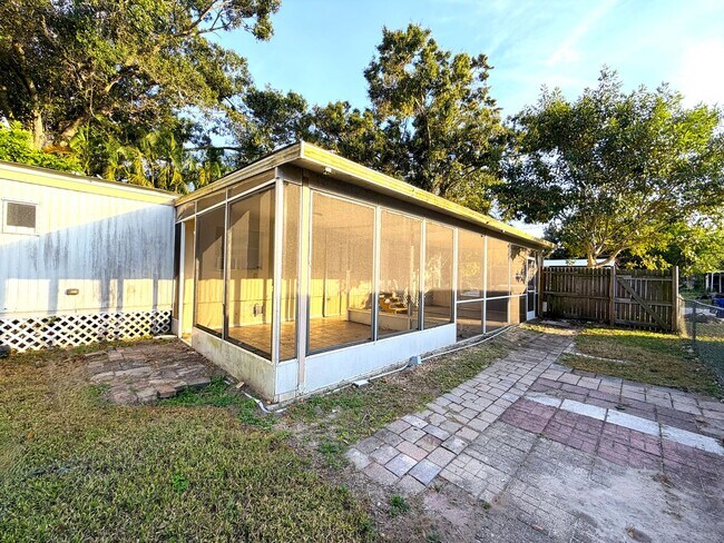 Building Photo - 240 State St