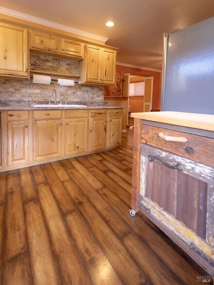 Building Photo - 944 Clover Dr