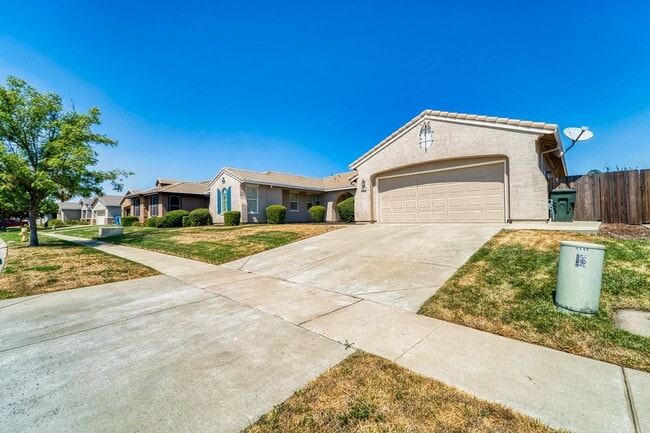 Building Photo - Stunning 4-Bedroom Home with Spacious Yard