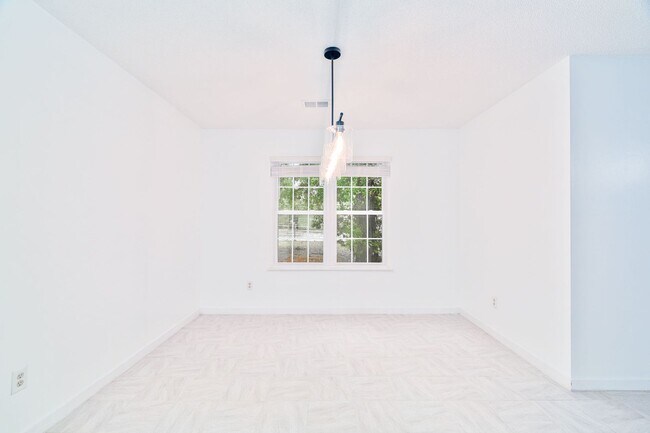 Building Photo - Low-Maintenance Living in Gated Park at Ri...