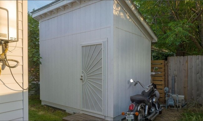 Building Photo - 1142 Eastfield Ave
