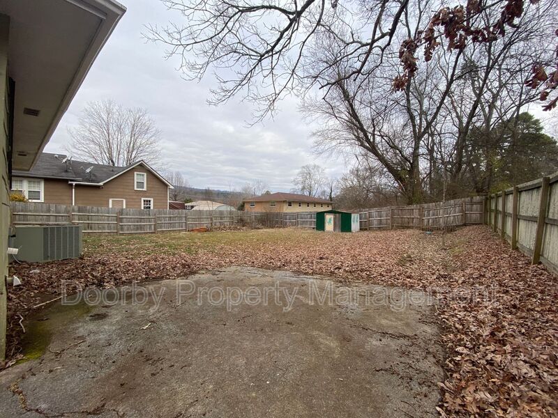 Building Photo - 303 Ridgeway Dr