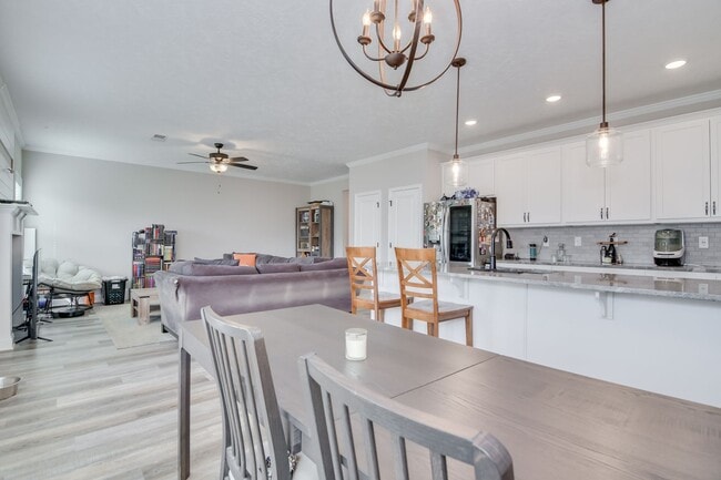 Building Photo - 4 Bedroom 2 Bathroom Two Story Home