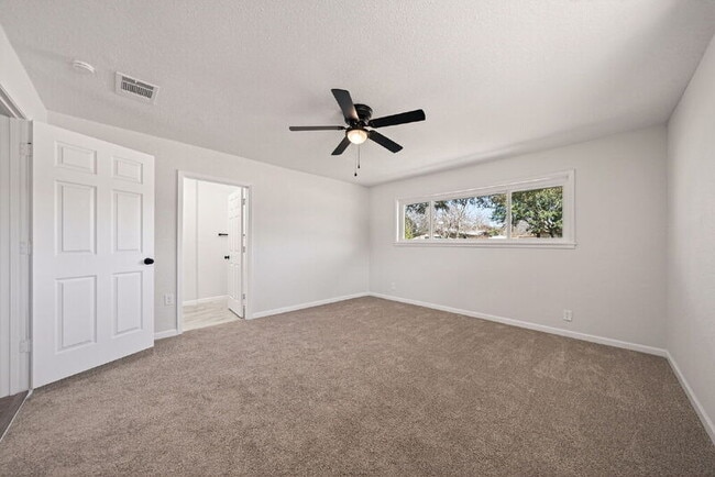 Building Photo - 192 Oriole Dr