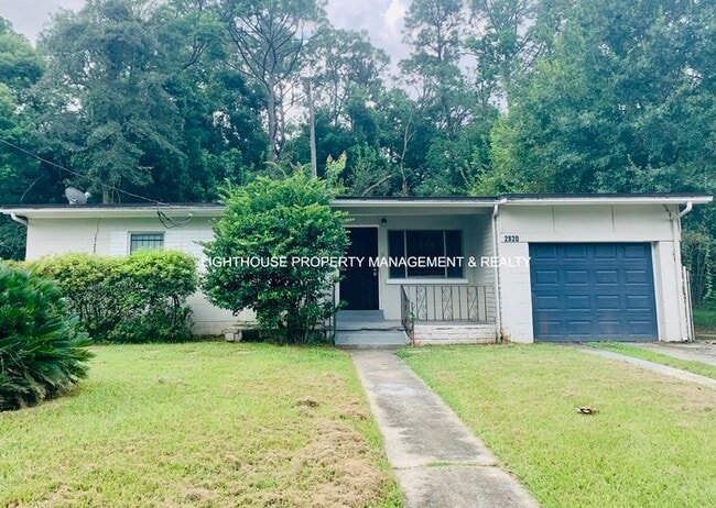 Building Photo - Huge 4 Bedroom Home With Sunroom And Garage