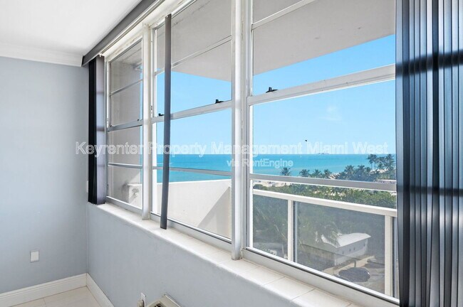 Building Photo - 5313 Collins Ave