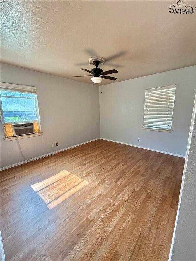 Building Photo - 1405 Tanbark Rd