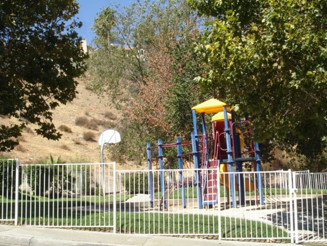 Building Photo - 4 Bedroom Home for Rent in Canyon Country!