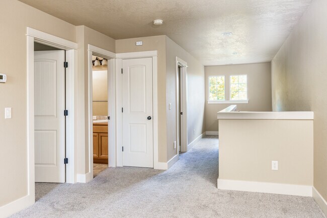 Building Photo - 994 E Winding Creek Dr