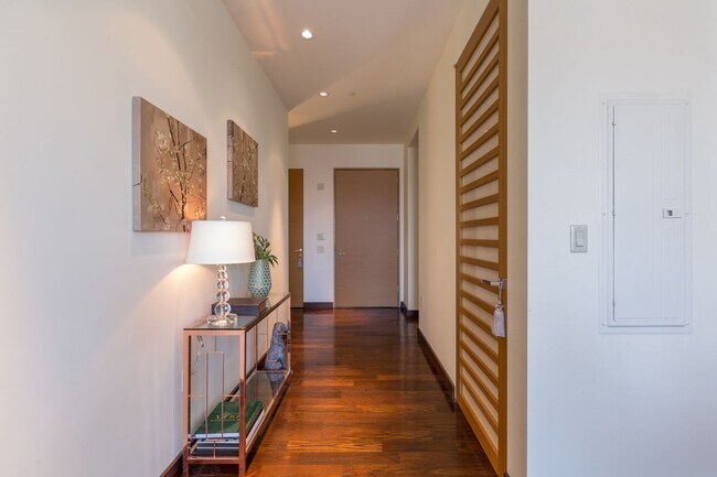 Building Photo - BEAUTIFUL WALDORF ASTORIA UNIT ON THE 34TH FLOOR!