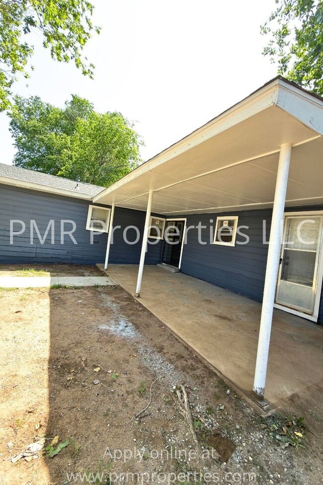 Building Photo - 4 Bedrooms / 2.5 Bathrooms House