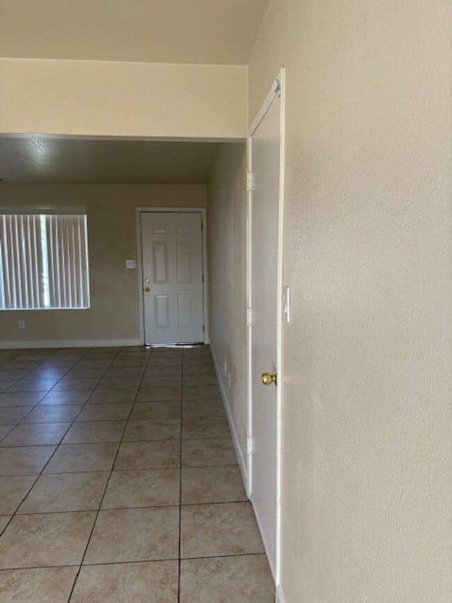 Building Photo - Single story, 3 bed 1.5 bath home.