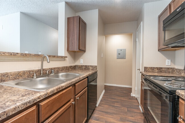 2BR, 2BA - 916SF - Kitchen - Ash Lane Apartments